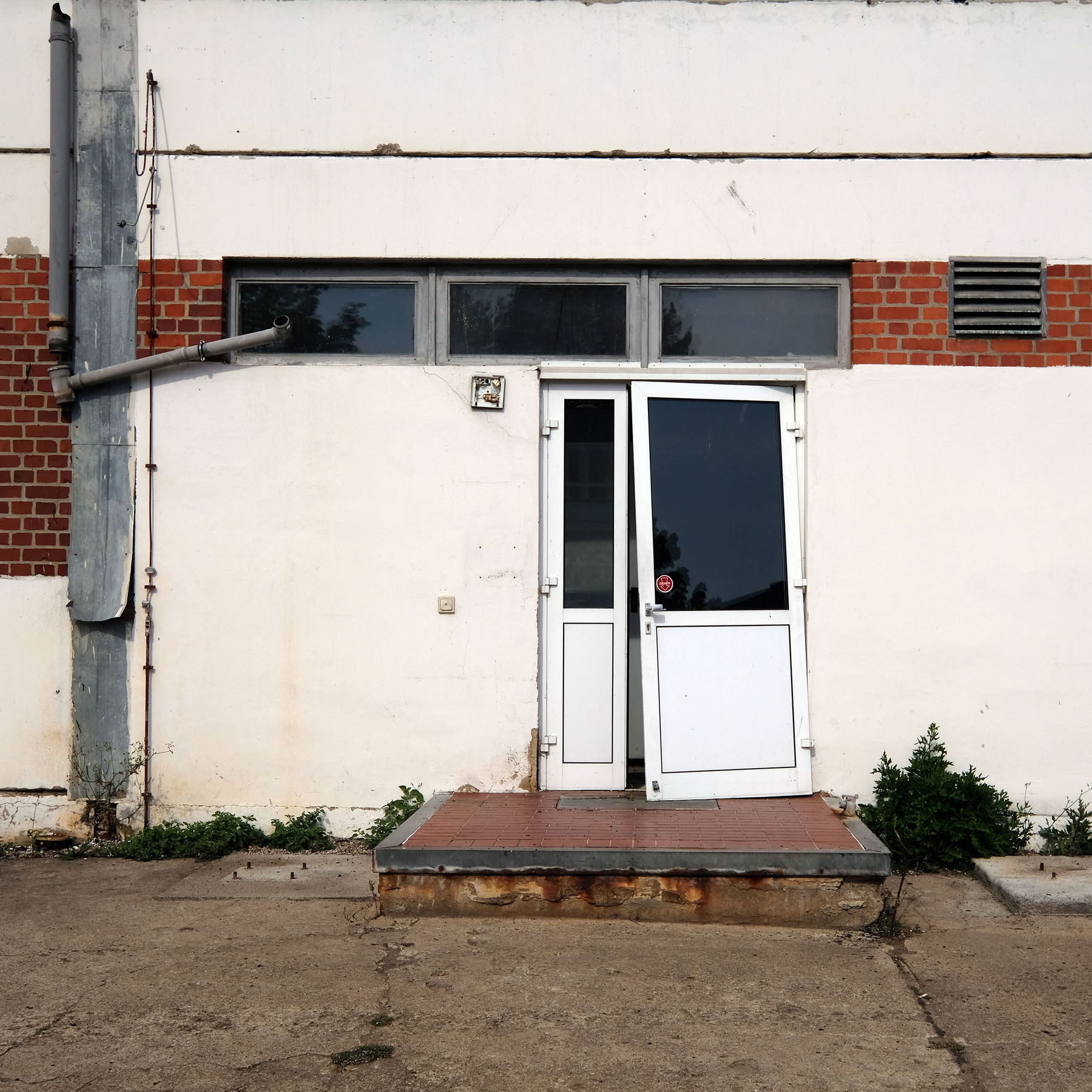 Ansicht auf die defekte Eingangstür © 2022 SBL Schwerin