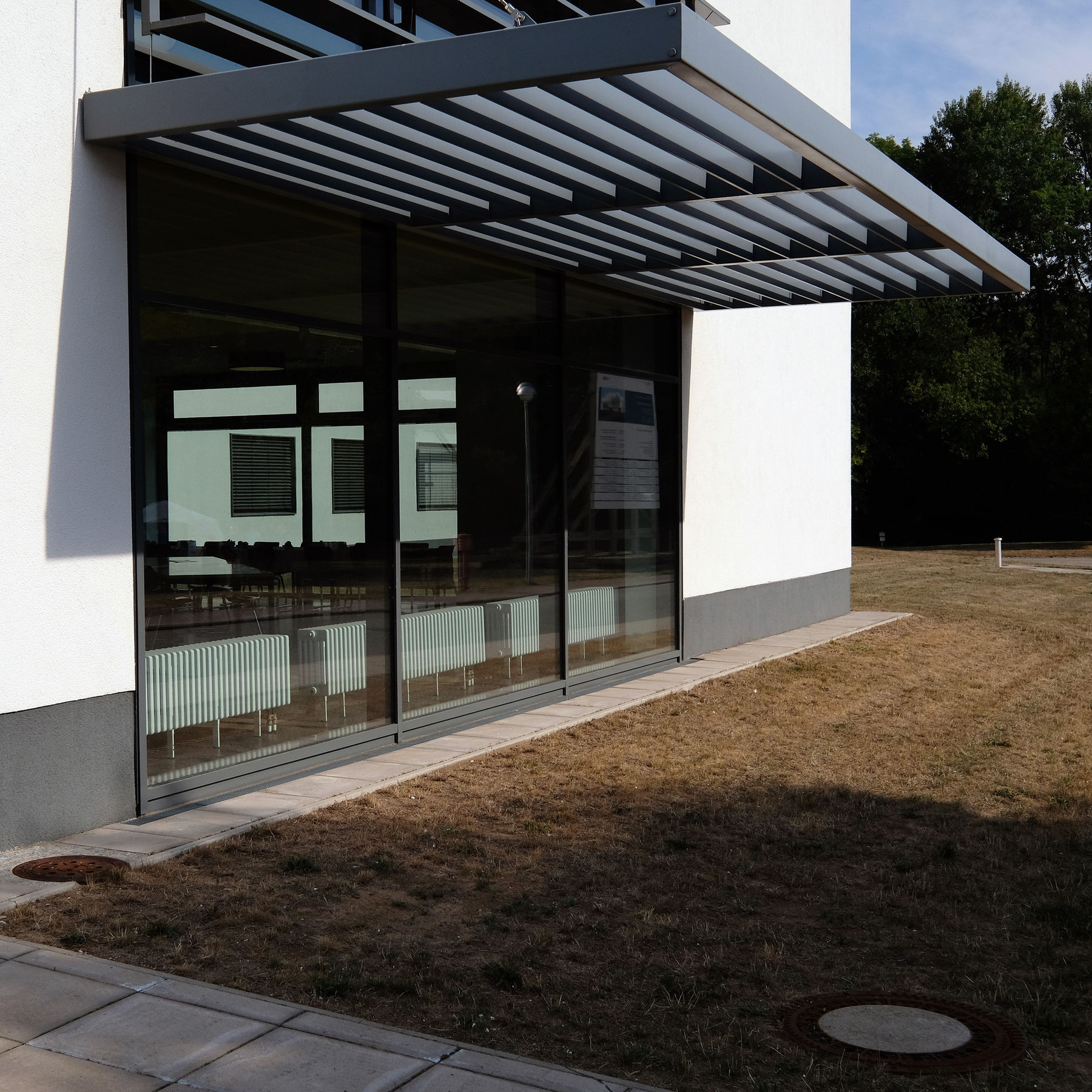 Glaselement mit Sonnenschutz © 2022 SBL Schwerin