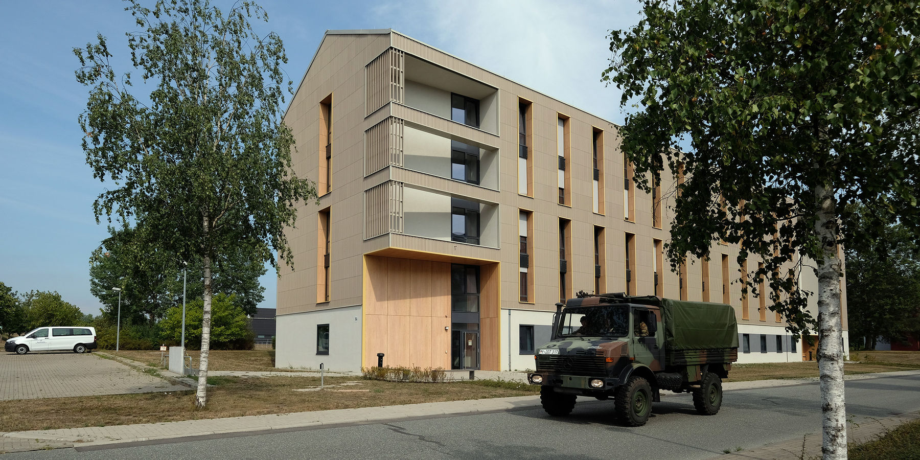 Unimog im Hintergrund das neue Unterkunftsgebäude © 2022 SBL Schwerin