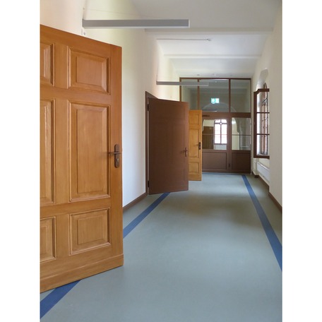 Blick in einen Flur mit aufgearbeiteten historischen und an den Bestand angepassten neuen Türen © 2022 SBL Greifswald