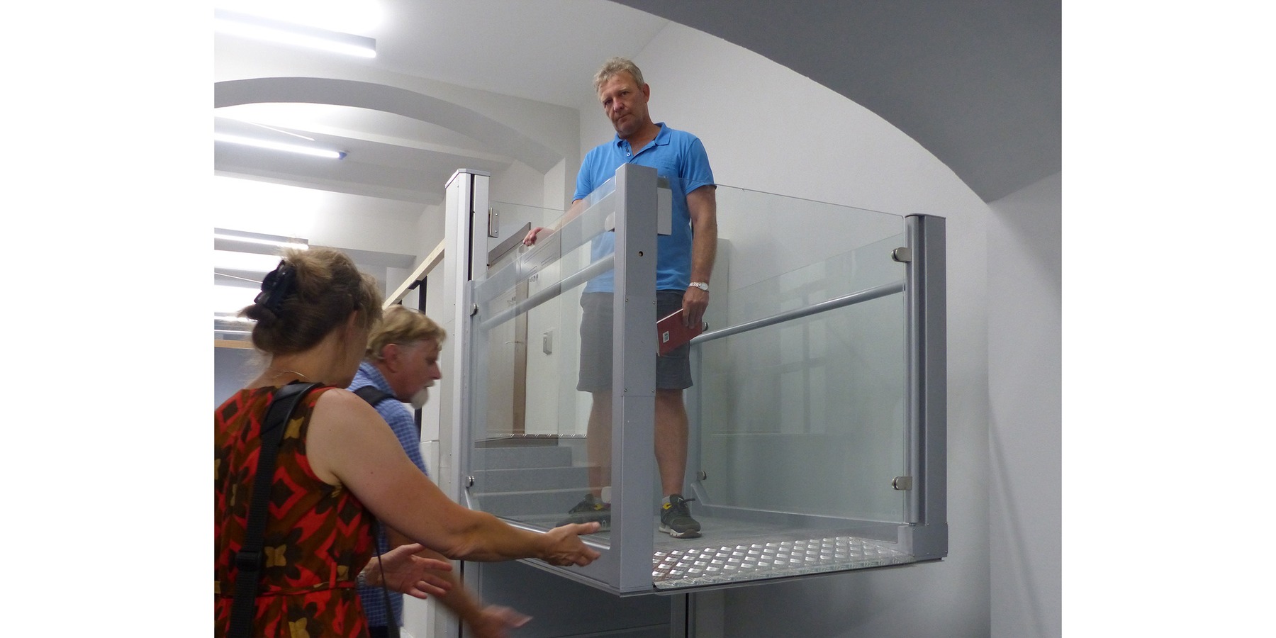 Probelauf Hublift - v.l.n.r: Dipl.-Ingenieurin Cornelia Gärtner - Referat Bau- und Raumplanung der Universität, Ralf Kolbe - Sicherheitsbeauftragter der Universität Greifswald und Jörn Krüger - verantwortlicher Mitarbeiter Elektrotechnik des SBL Greifswal © 2022 SBL Greifswald