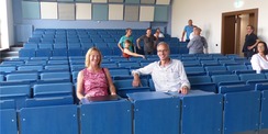 Probesitzen im neu gestalteten, historischen Hörsaal: die verantwortliche Projektleiterin Katrin Klein und der Leiter des SBL Greifswald sind zufrieden © 2022 SBL Greifswald