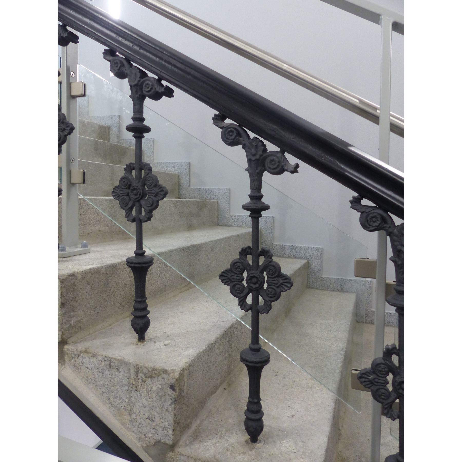 Die historischen Treppengeländer blieben erhalten und wurden durch eine zusätzliche, den heutigen Anforderungen genügende Konstruktion aus Glas und Edelstahl ergänzt © 2022 SBL Greifswald