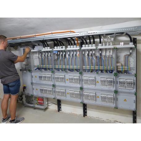 Dipl.-Ing. Martin Preißler vom Referat Bau und Technik der Universität im Elektro-Anschlussraum im Kellergeschoss © 2022 SBL Greifswald