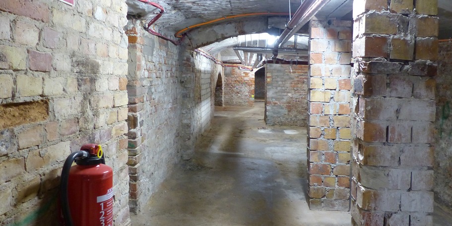 Begehung des Kellergeschosses - dieser wurde für die Unterbringung der erforderlichen Technikinstallationen hergerichtet © 2022 SBL Greifswald