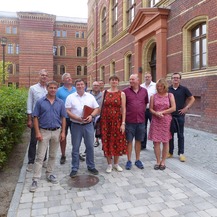 Technische Übergabe ohne Beanstandungen - zufriedene Gesichter bei allen Beteiligten - vorne v.l.n.r: Jörn Fiedler - Sachbearbeiter Fernmelde- und IT-Anlagen SBL, Ralf Möwert - Leiter Dezernat SM 2 SBL, Cornelia Gärtner - Mitarbeiterin Referat Bau- und Ra © 2022 SBL Greifswald