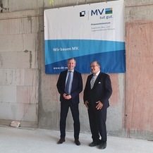MV tut gut - Finanzminister Dr. Heiko Geue und Rektor der Universität Rostock Prof. Dr. Wolfgang Schareck zu Besuch auf der Baustelle des SBL Rostock © 2022 SBL Rostock