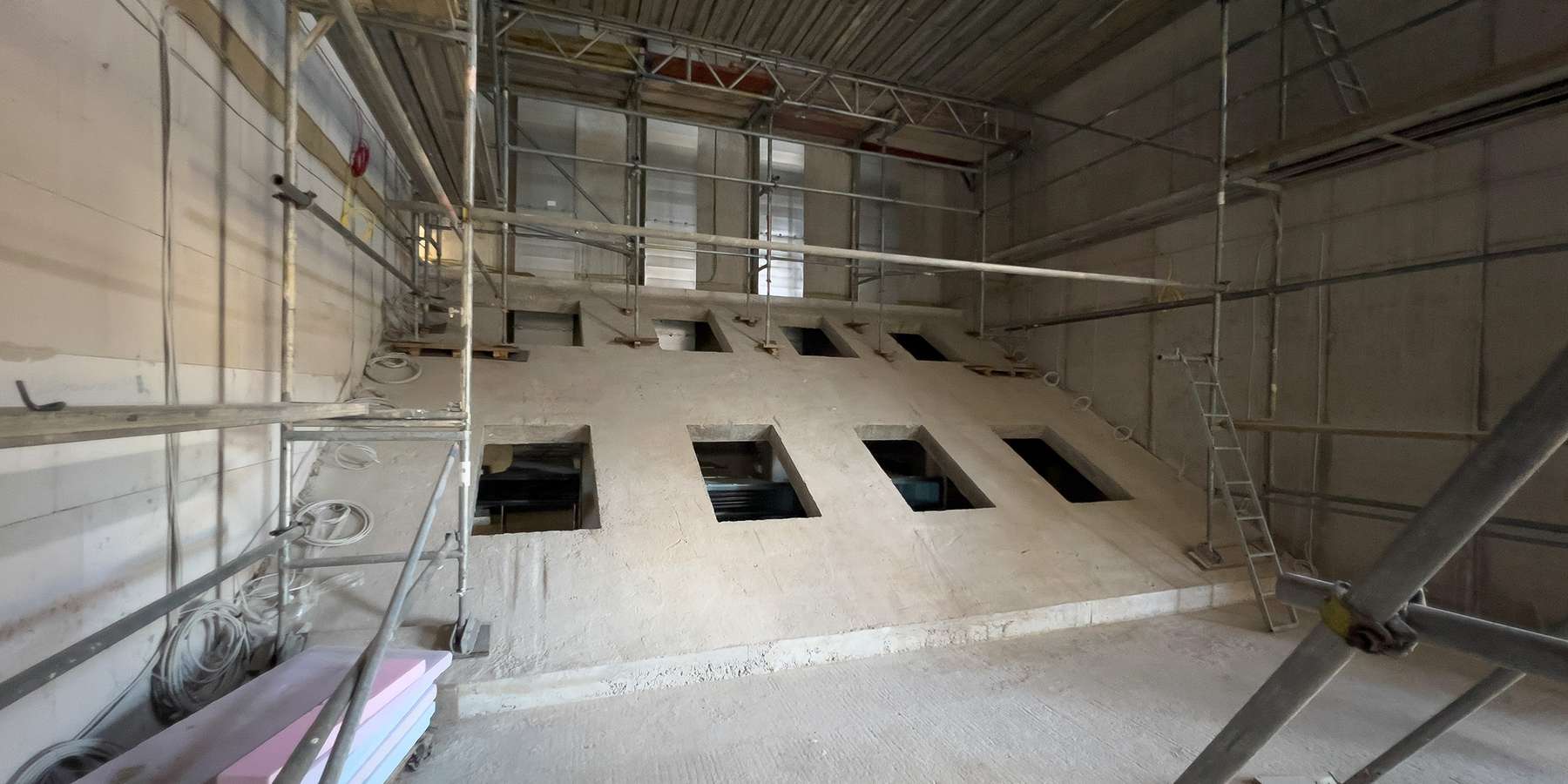 Im Rohbau des Hörsaals mit Blick auf die Basis für das aufsteigende Gestühl © 2022 Christian Hoffmann (Finanzministerium / SBL-MV)