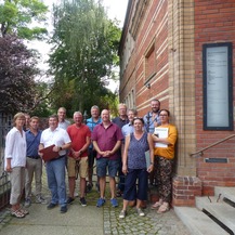 Zufriedene Gesichter bei allen Teilnehmenden nach der Übergabe, v.l.n.r: Dipl.-Ingenieurin Sigrun Rips vom beauftragten Planungsbüro, Martin Preißler - Mitarbeiter Energie, Umwelt, Entsorgung Referat Bau und Technik Universität, Jörn Fiedler - SB Fernmeld © 2022 SBL Greifswald