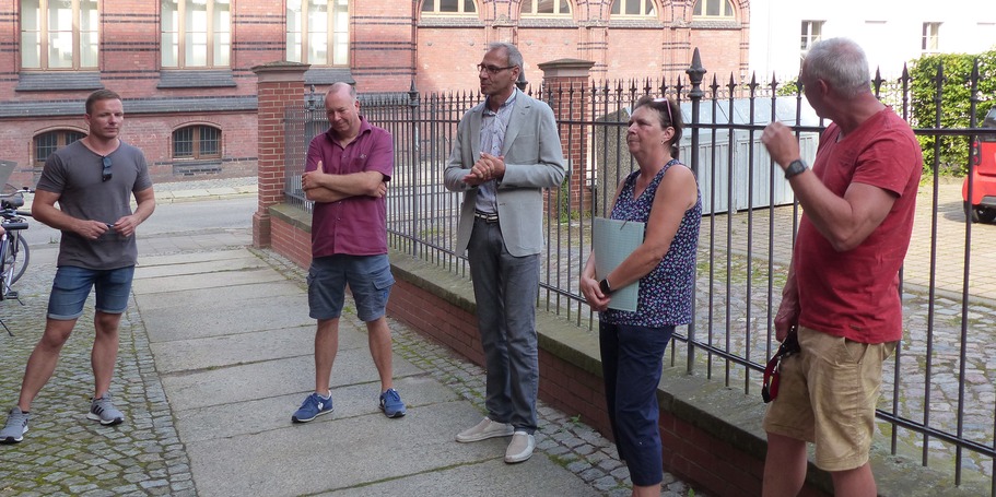 Amtsleiter Stephan Aufdermauer vom SBL Greifswald (3.v.l.) begrüßt die anwesenden Teilnehmer © 2022 SBL Greifswald