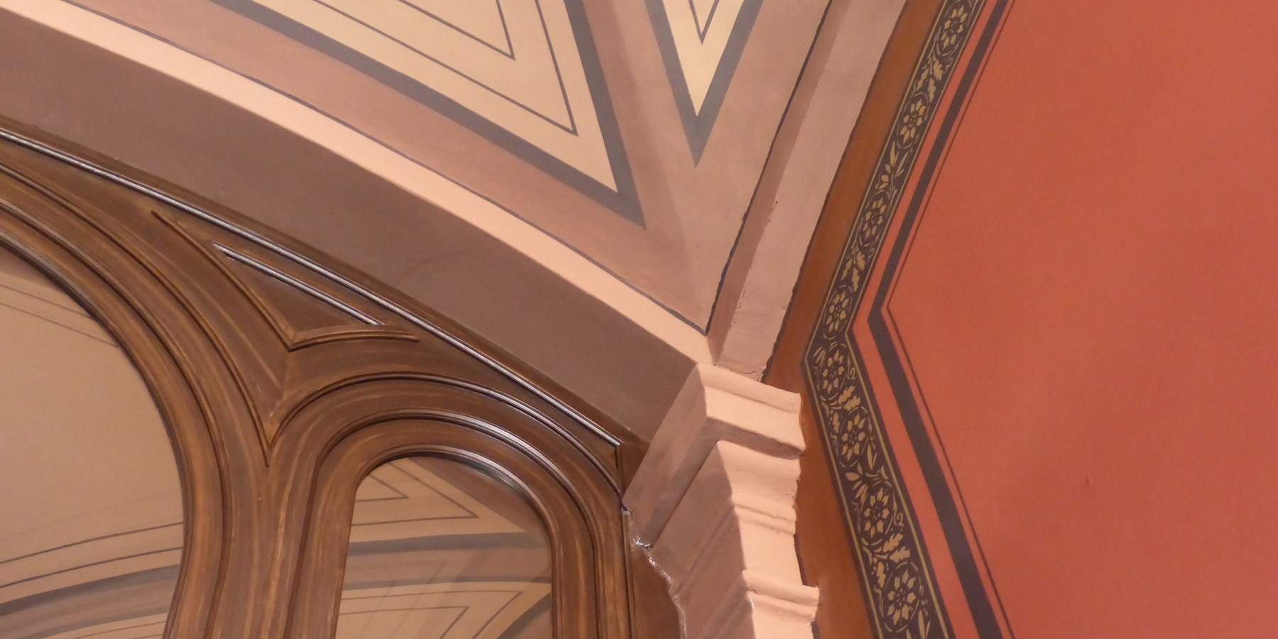 Im Treppenhaus und in den Fluren des Bürotraktes wurde die historische Fassung der Wände, Decken, Türen und Fußböden wiederhergestellt © 2022 SBL Greifswald