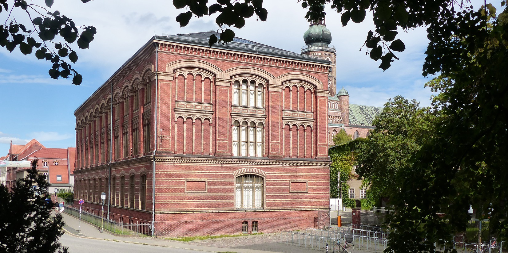 Die Alte Universitätsbibliothek befindet sich in der historischen Altstadt, in unmittelbarer Nachbarschaft zum Campus Innenstadt © 2022 SBL Greifswald