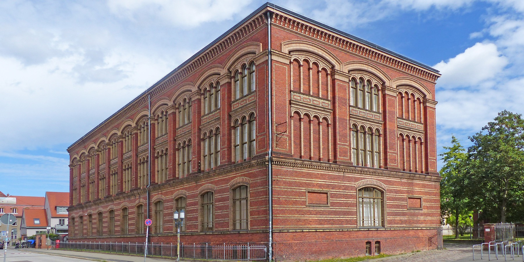 Blick von Südwesten auf den Gropiusbau - ein bedeutendes Baudenkmal © 2022 SBL Greifswald