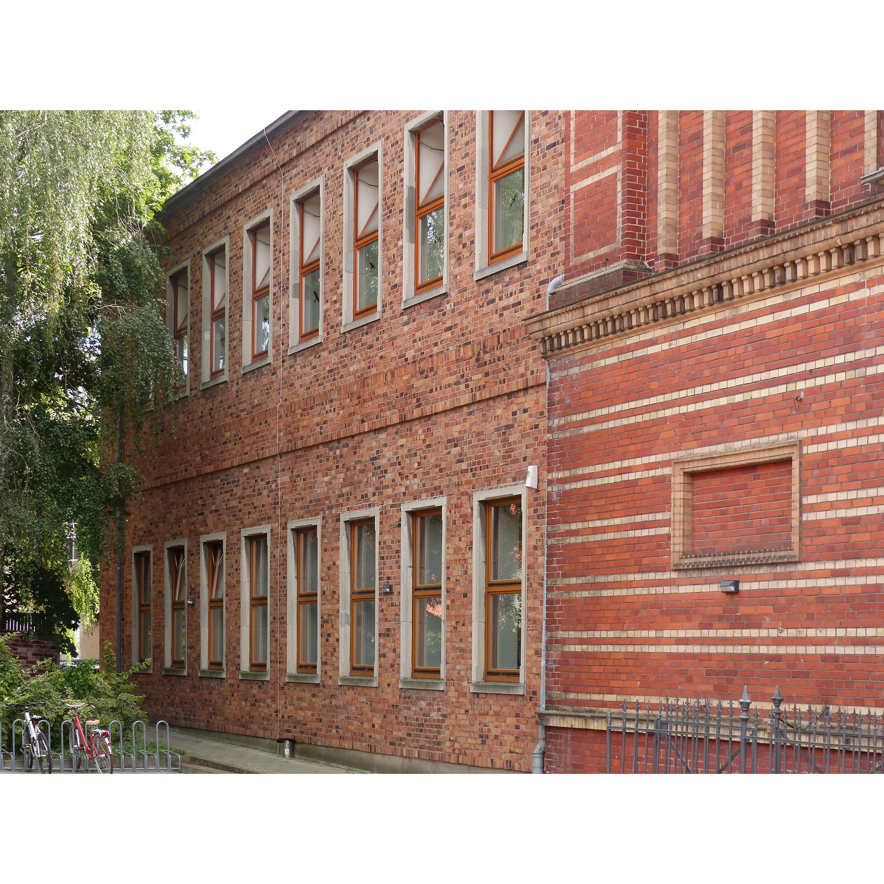 Der Lesesaalanbau wurde 1958 als schmuckloser Ziegelbau an die Ostseite des Gropiusbaus angefügt © 2022 SBL Greifswald
