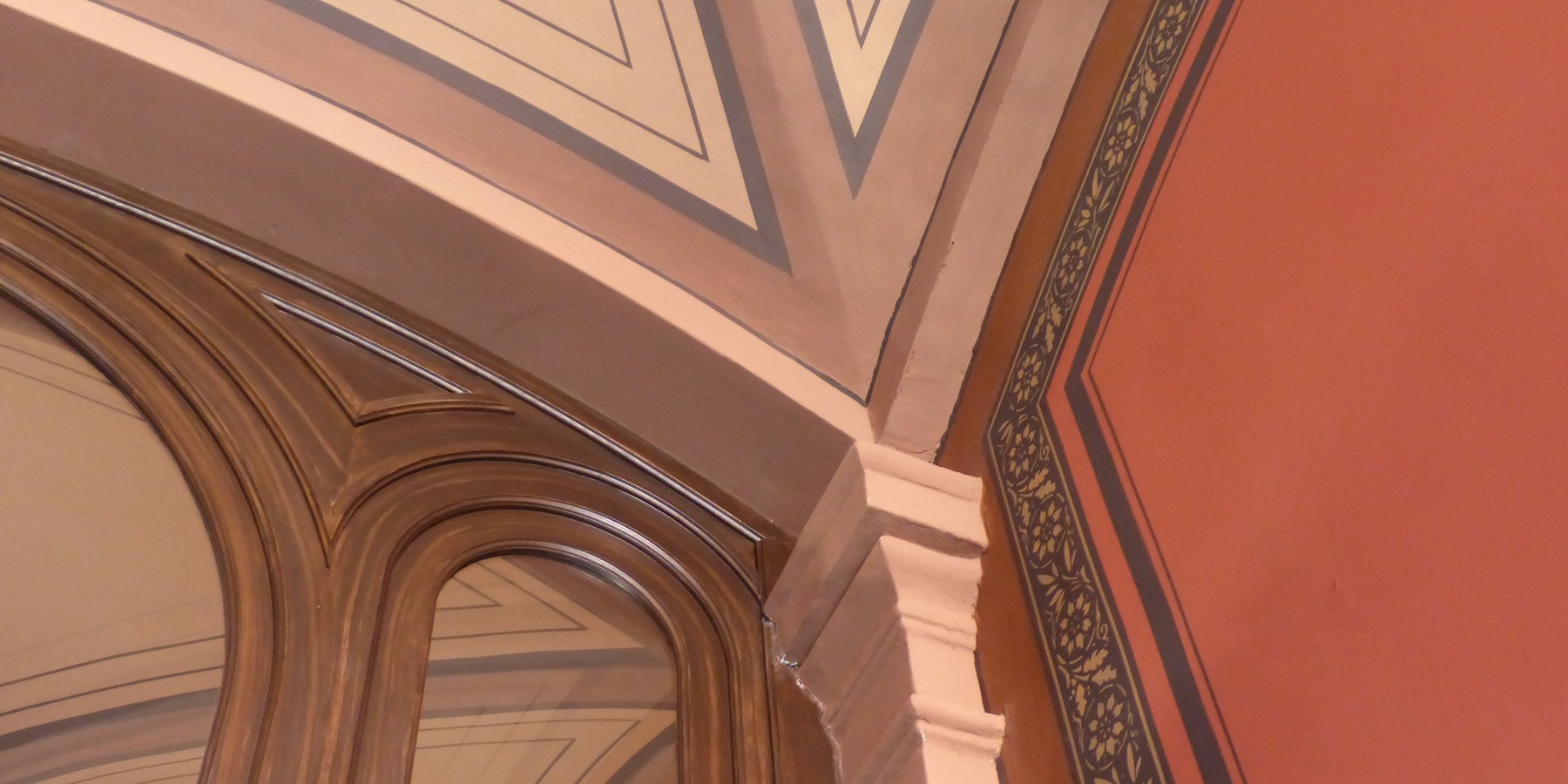 Im Treppenhaus und in den Fluren des Bürotraktes wurden die historischen Fassungen der Wände, Decken, Türen und Fußböden wieder hergestellt © 2022 SBL Greifswald