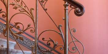 Treppenhausdetail mit historischer Fassung © 2022 SBL Greifswald