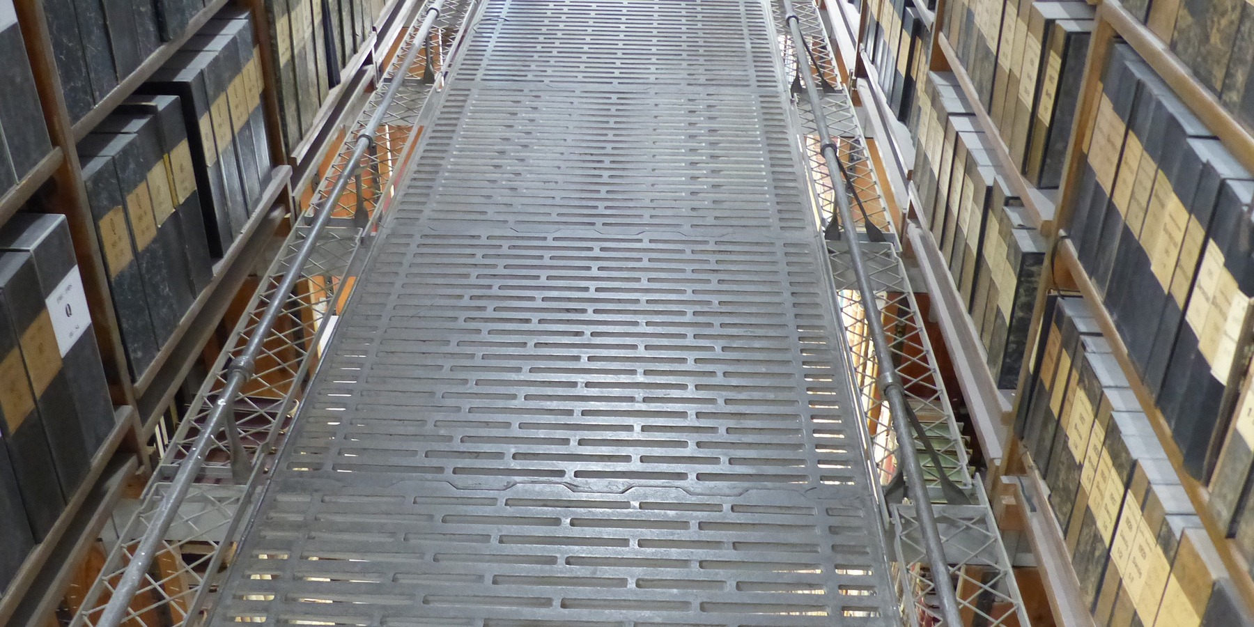 Magazinbereich - über gußeiserne Roste auf sechs Ebenen sind die Buchbestände zugänglich © 2022 SBL Greifswald