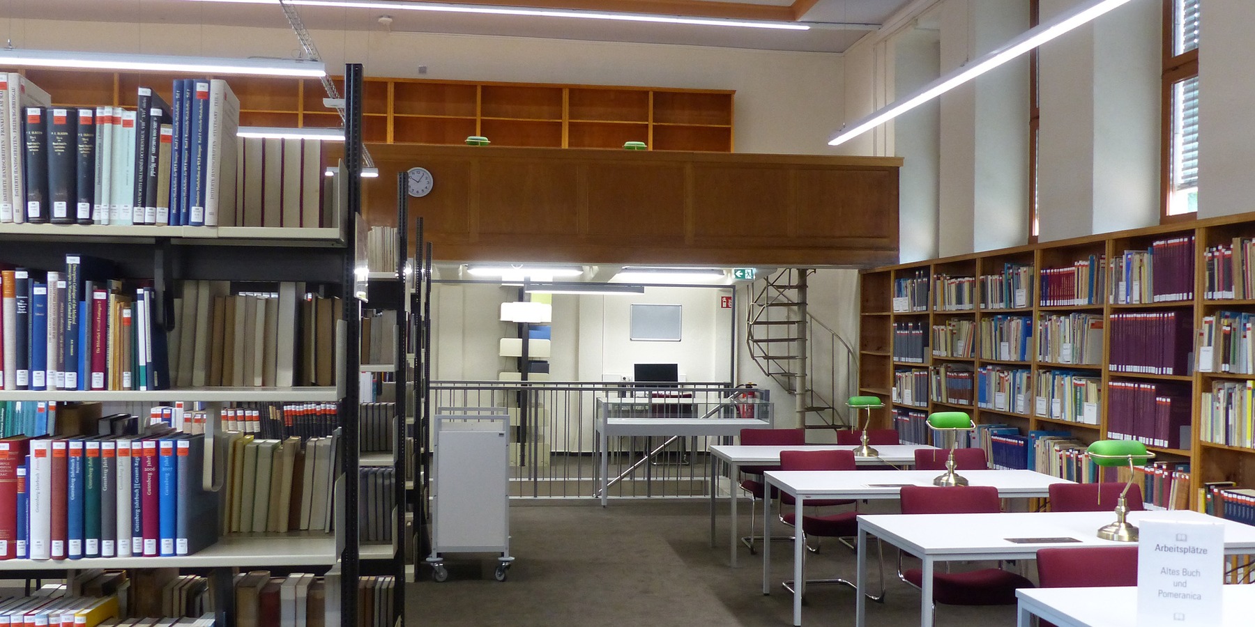 Blick in den Ziegelanbau von 1958 - 1. Obergeschoss mit Lesesaal und Handbibliothek © 2022 SBL Greifswald