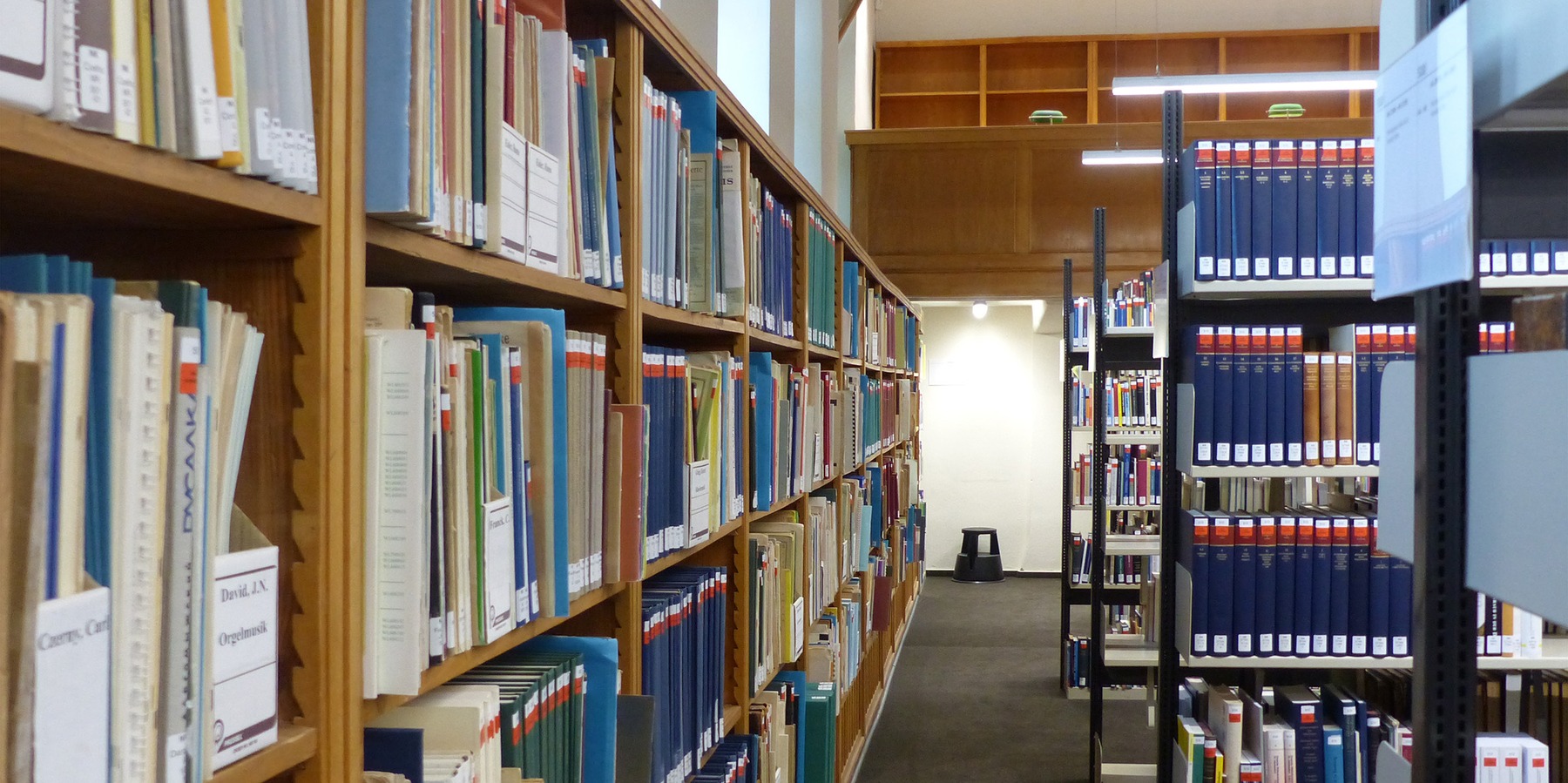 Blick in den Ziegelanbau von 1958 - 1. Obergeschoss mit Lesesaal und Handbibliothek © 2022 SBL Greifswald