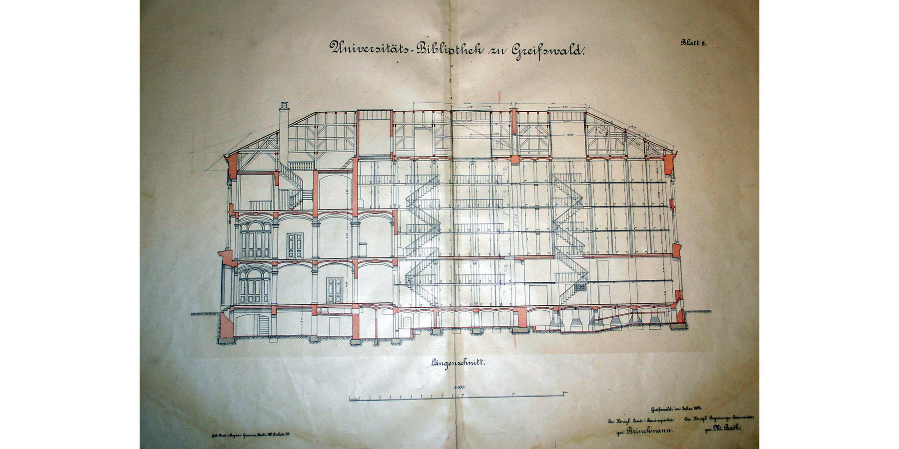Historische Zeichnung von 1892 - Längsschnitt mit eingestellter Eisen-Skelettkonstruktion über sechs Halbgeschosse im Magazinteil - mit Erweiterung des Magazinbereiches um vier Fensterachsen (rechts) © 2022 SBL Greifswald