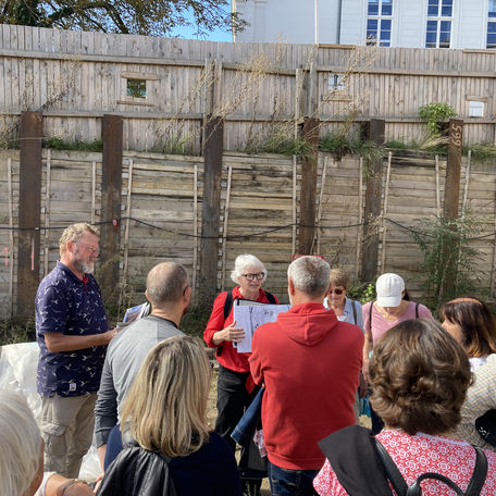 Frau Henning und Herr Schröder vom SBL erläuterten die Baumaßnahmen am Schloss Güstrow. © 2022 SBL Schwerin