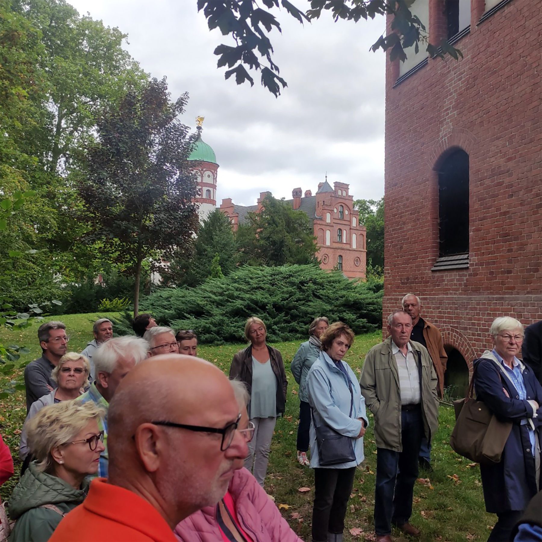 Im Hintergrund das Schloss Wiligrad. © 2022 SBL Schwerin