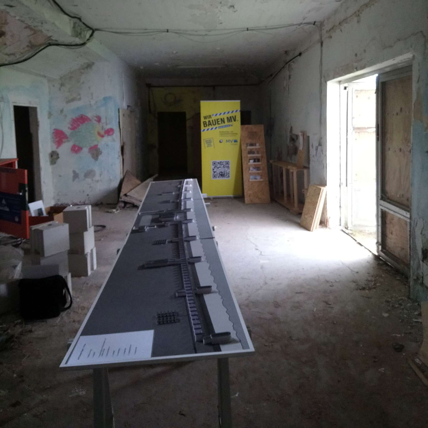 Vorbereitungen für die Baustellenführung sind getroffen. © 2022 SBL Schwerin