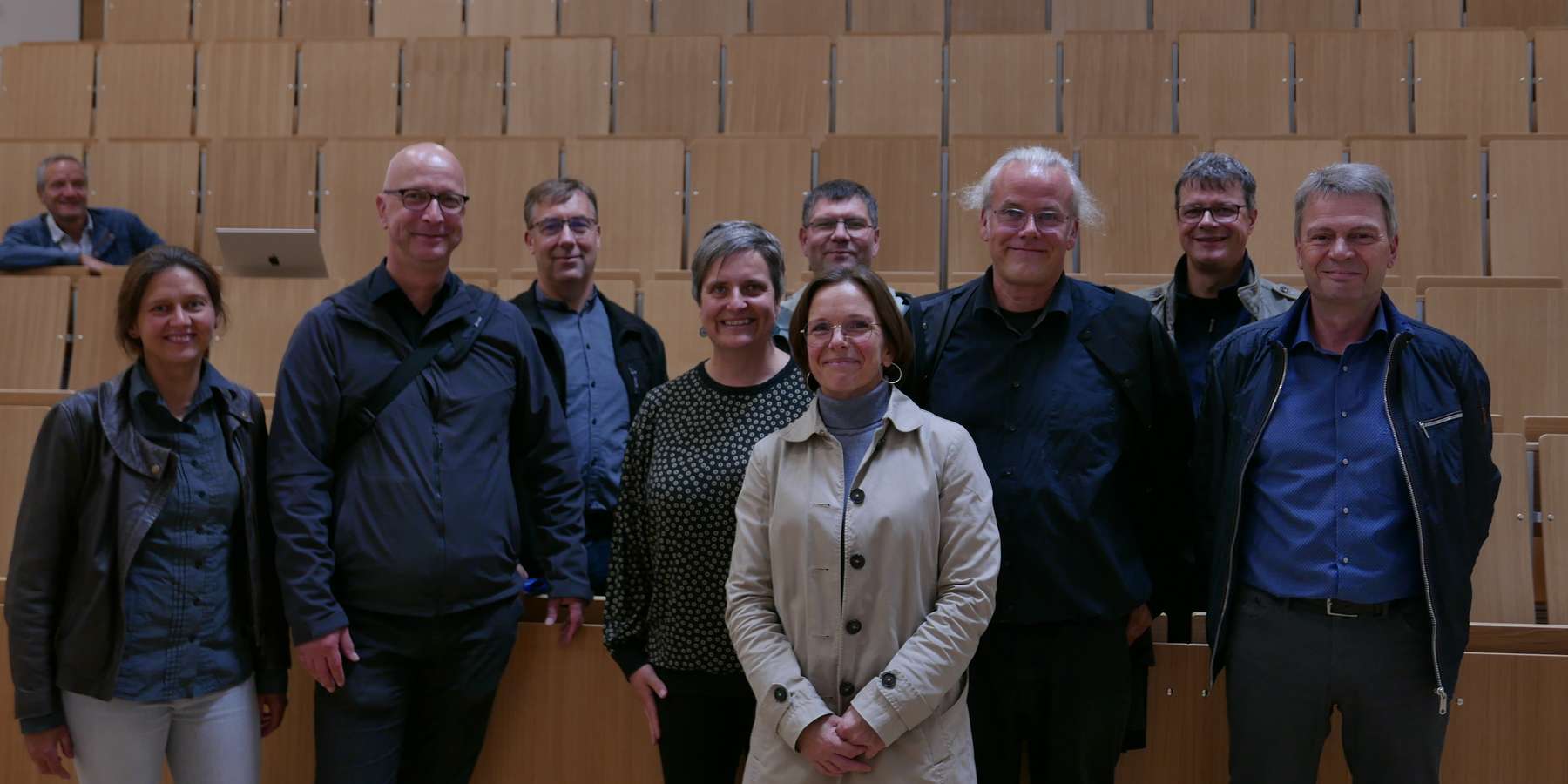 Das Projektteam nach erfolgreicher Übergabeverhandlung: vlnr. Ulrike Schimmel-Laue und Dr. Andreas Werner vom Dezernat 3 der Uni Rostock, Heiko Albrecht, Koordinator Technik, Ulrike Pannier, Dezernentin Hochschulbau, Dirk Hannes, Sachbearbeiter Elektrotec © J.Rott