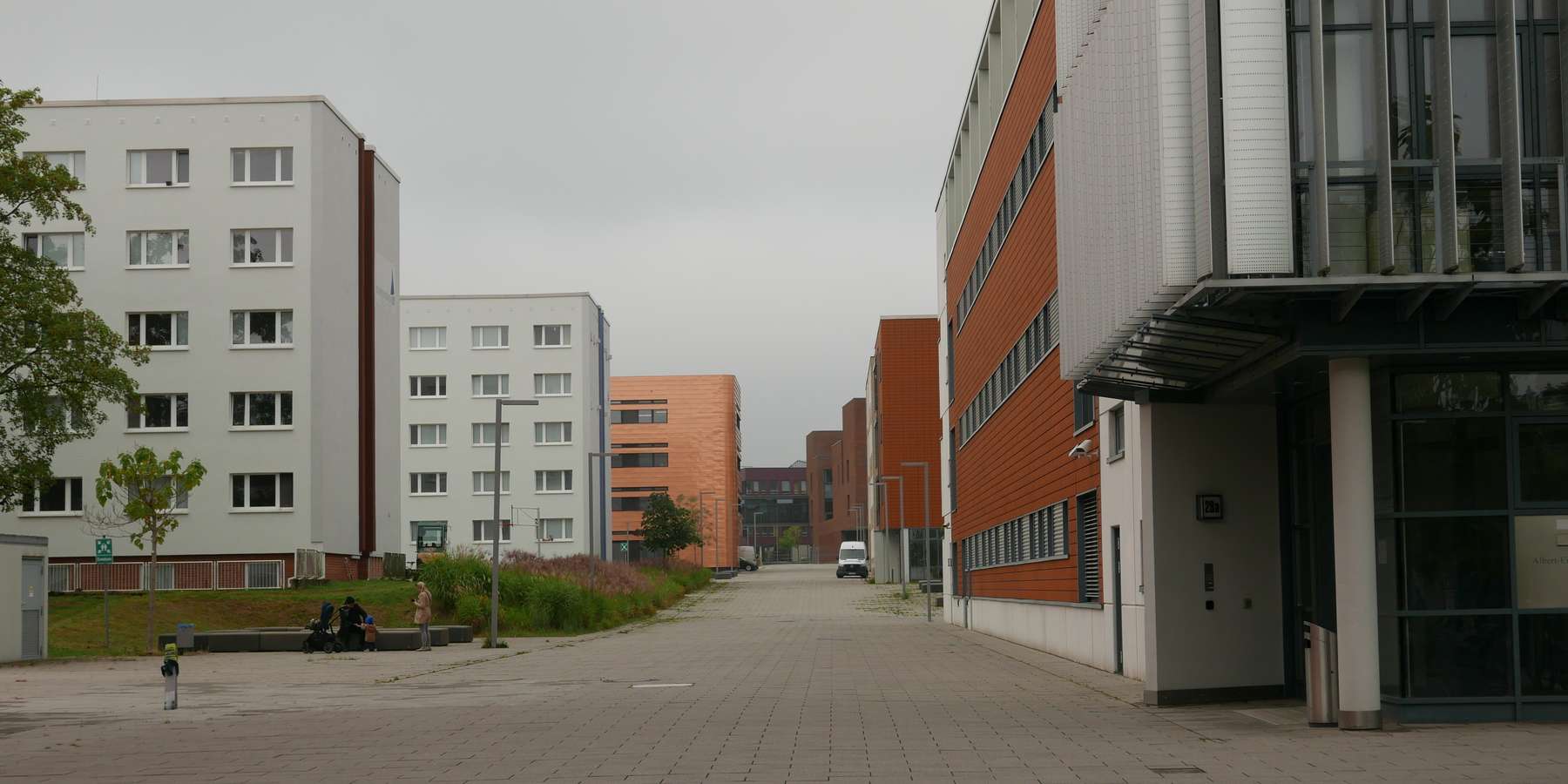 Der Südstadt-Campus füllt sich, hinter den Studierendenwohnheimen (links) ist das E-Technikum entstanden © J.Rott