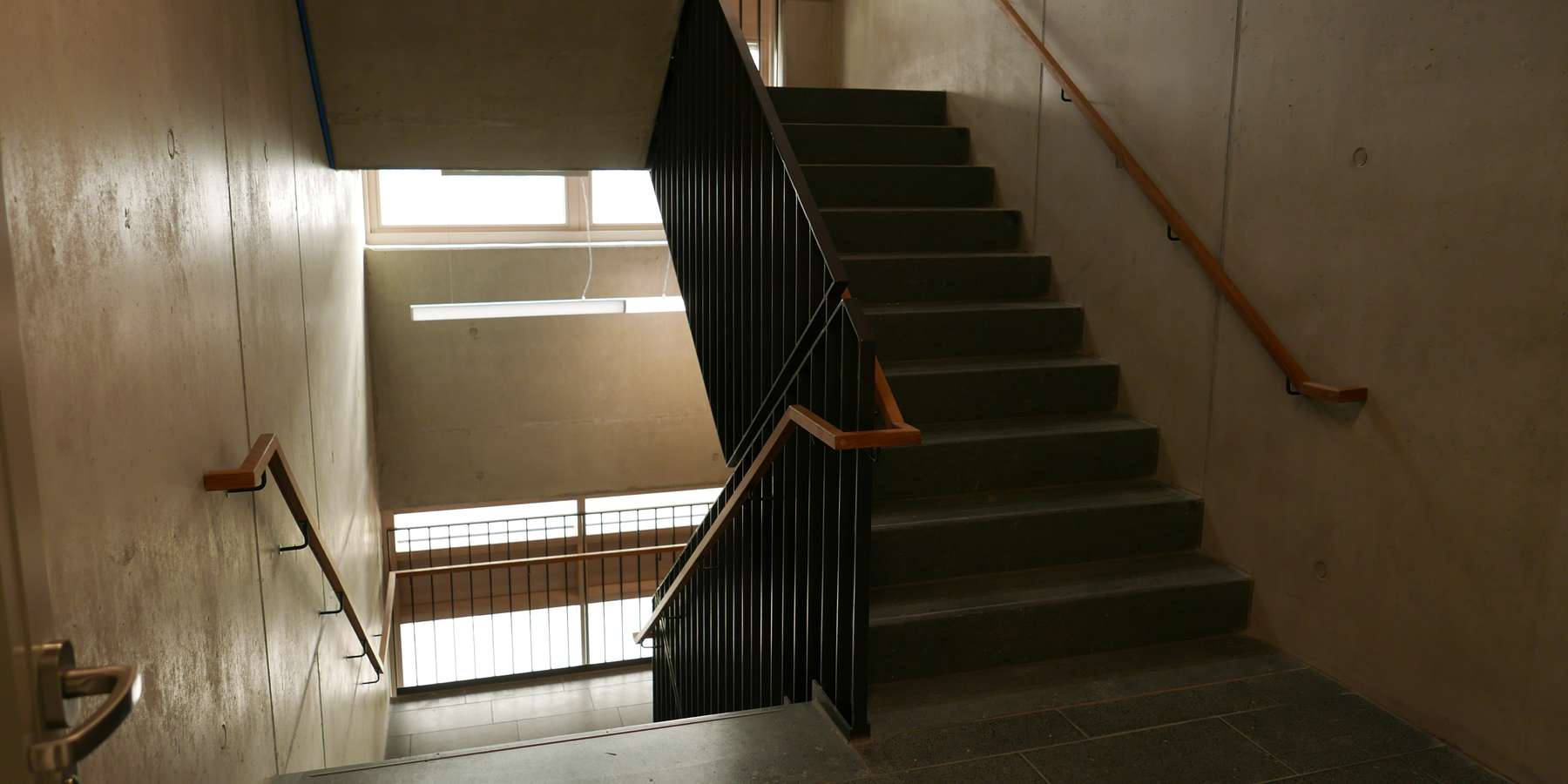 Die Materialien sind zunächst aus Kostengründen recht grob gehalten, dies wurde integraler Bestandteil des Architekturkonzeptes © J.Rott