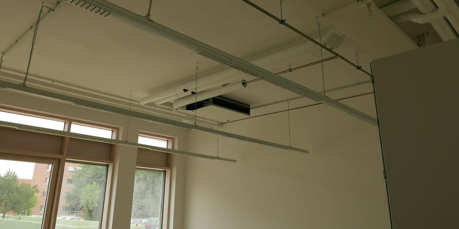 Auf Unterdecken wurde zunächst aus  Kostengründen in vielen Bereichen verzichtet, die offenen Installationen sind auch lebensnahe Anschauungsobjekte für die Lehre © J.Rott