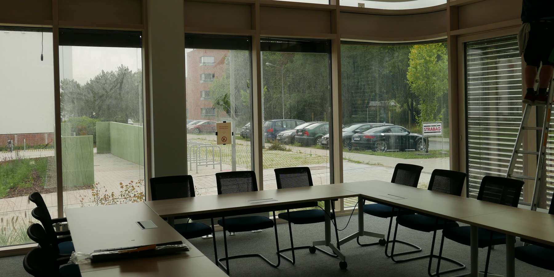 Bis zur letzten Minute wird installiert – Seminarraum im Erdgeschoss mit einem Monteur auf einer Leiter © J.Rott