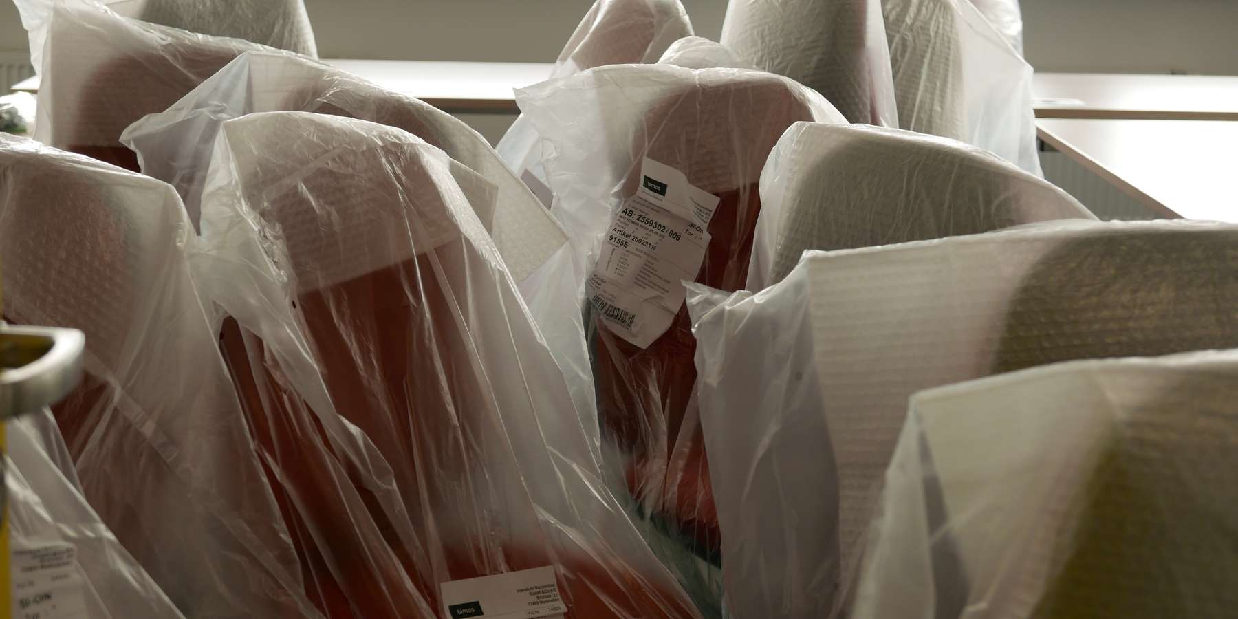 m gleitenden Verfahren wurde durch die Universität bereits mit der Erstausstattung begonnen - hier verpacktes Mobiliar © J.Rott