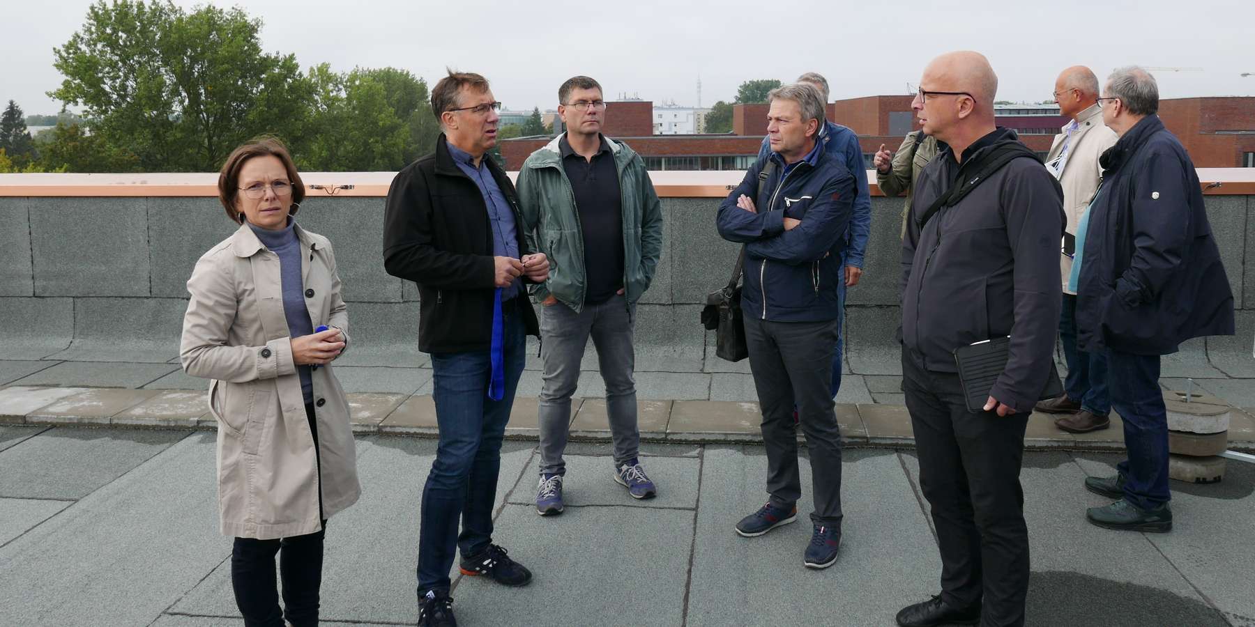 Das Projektteam startete die Schlussbesichtigung auf dem Dach © J.Rott