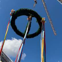 Der Richtkranz weht über dem Haus 4. © 2022 Christian Hoffmann (Finanzministerium MV / SBL-MV)