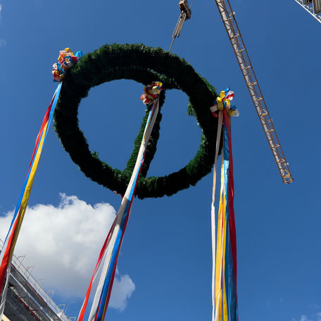 Der Richtkranz weht über dem Haus 4. © 2022 Christian Hoffmann (Finanzministerium MV / SBL-MV)