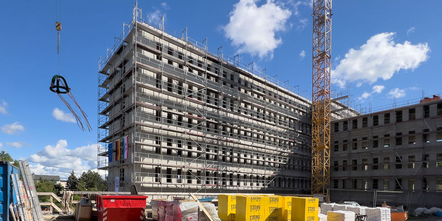 Blick auf den Rohbau des Haus 4 vom Innenhof aus. © 2022 Christian Hoffmann (Finanzministerium MV / SBL-MV)