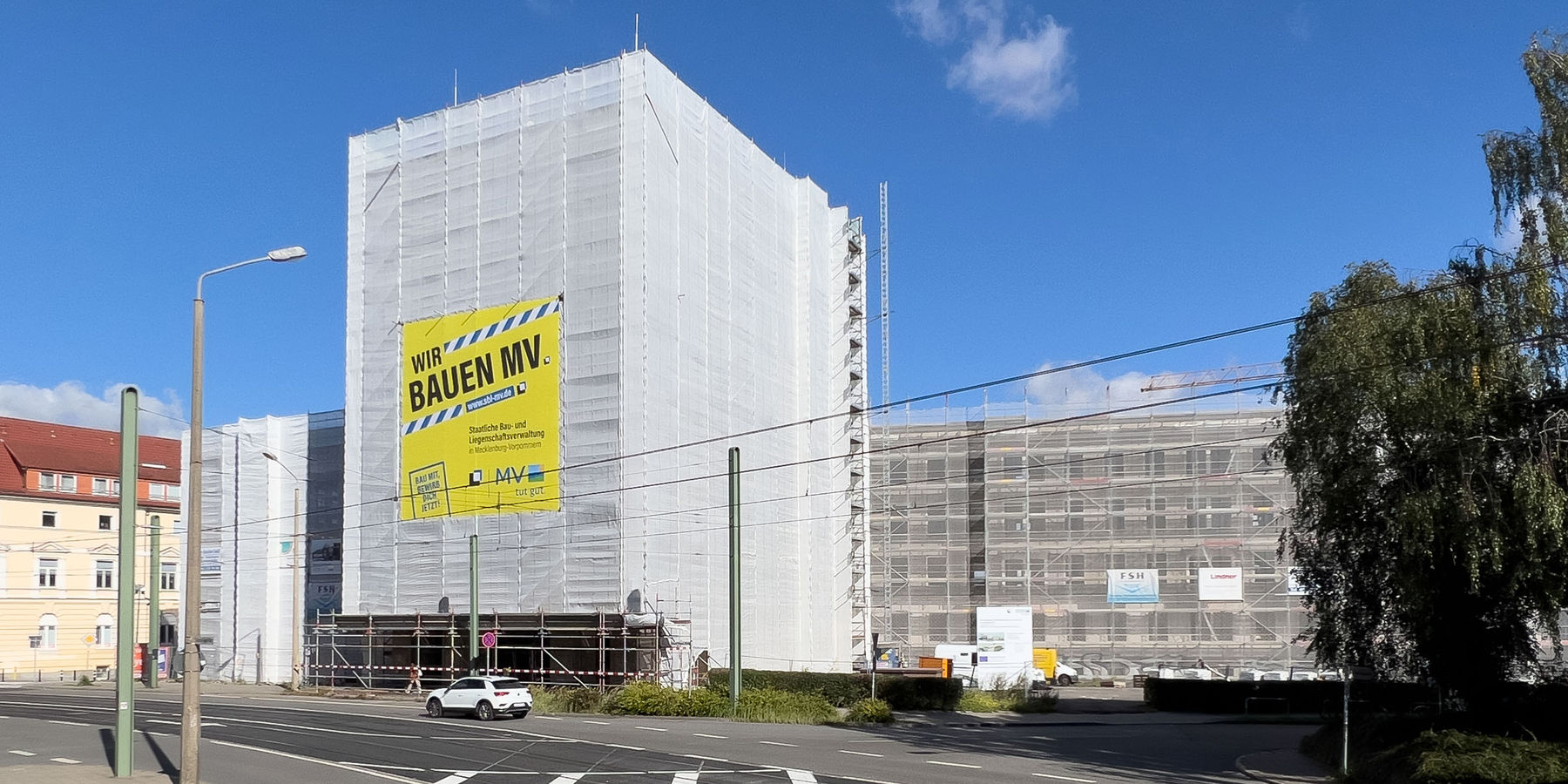 Blick auf die Bestandsbauten der Häuser 1 bis 3 © 2022 Christian Hoffmann (Finanzministerium MV / SBL-MV)