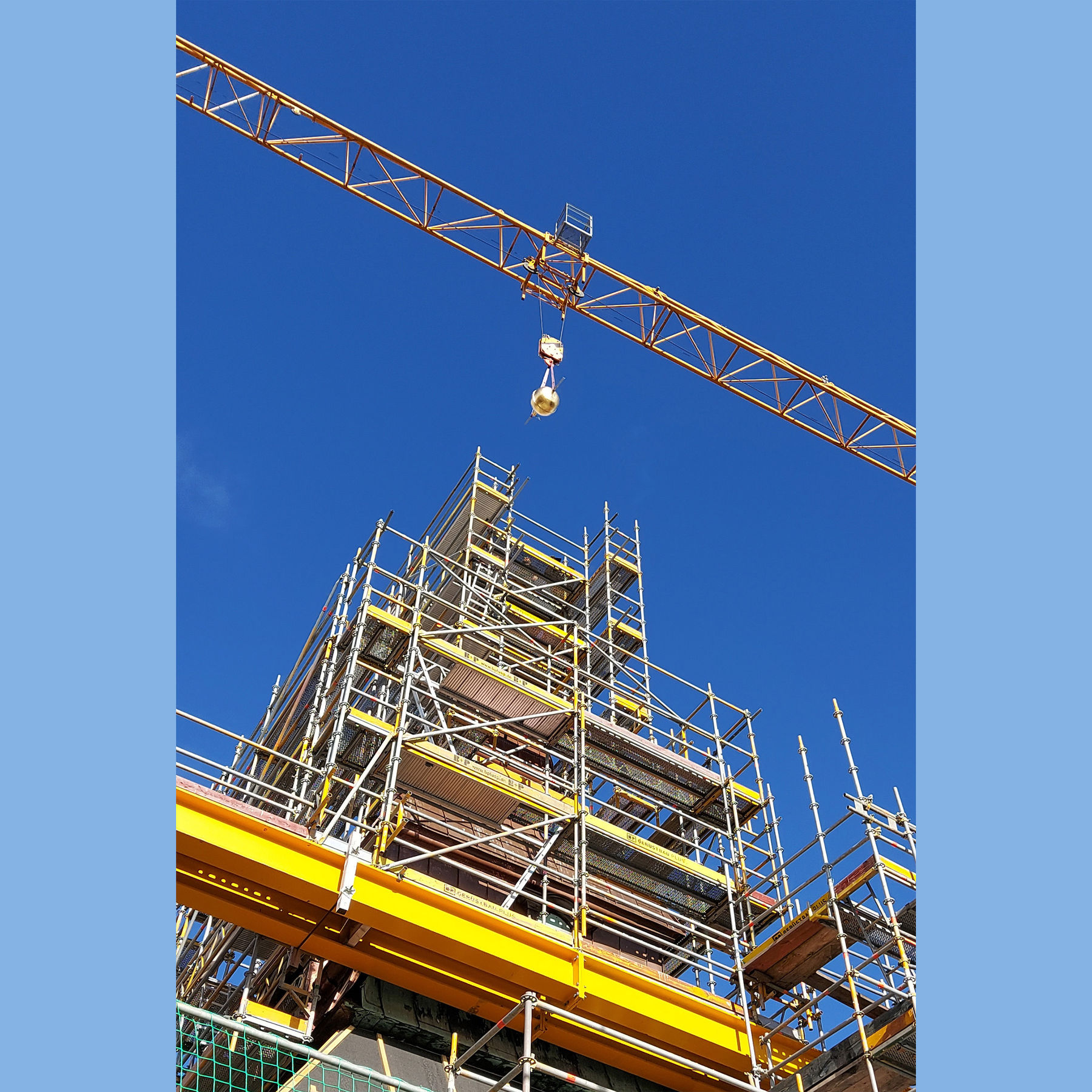 Der Turmknauf schwebt zur Turmspitze. © 2022 SBL Schwerin