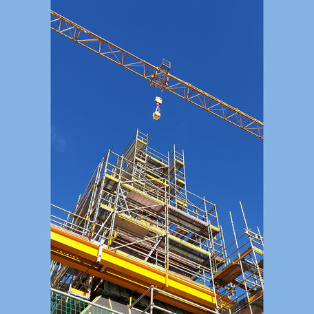 Der Turmknauf schwebt zur Turmspitze. © 2022 SBL Schwerin