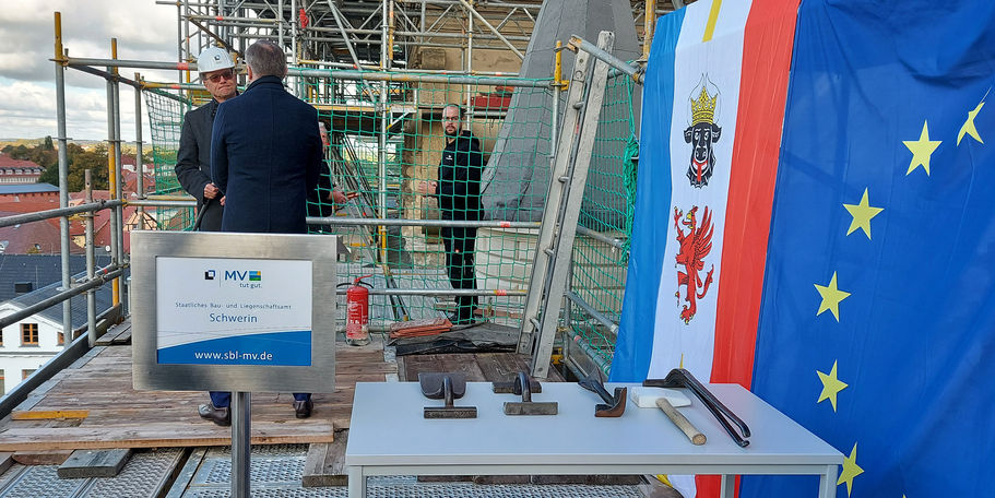 Vor den Fahnen von Europa, Mecklenburg-Vorpommern und Deutschland historisches und noch heute verwendetes Werkzeug für Klempnerarbeiten mit Feinblechen © 2022 SBL Schwerin