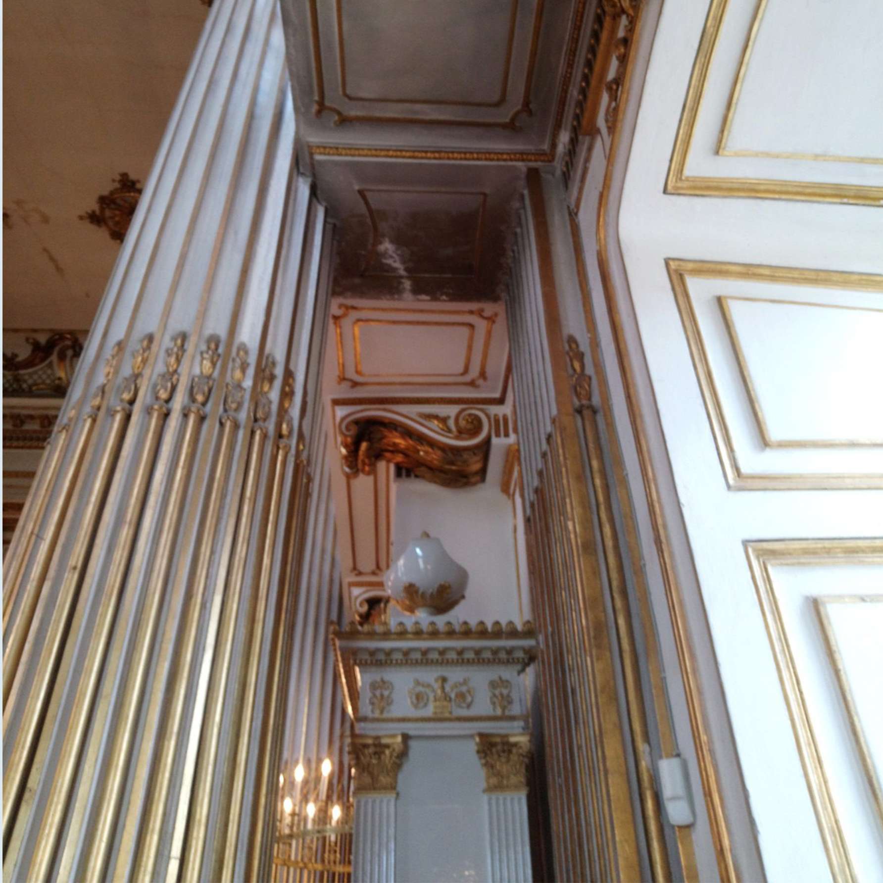 Beschädigungen an den Deckenverzierungen © 2022 SBL Schwerin