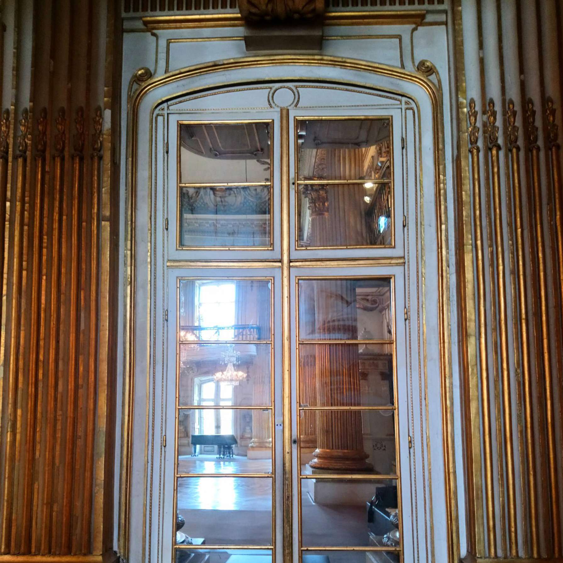 Blick durch ein inneres Fensterelement in den Goldenen Saal © 2022 SBL Schwerin