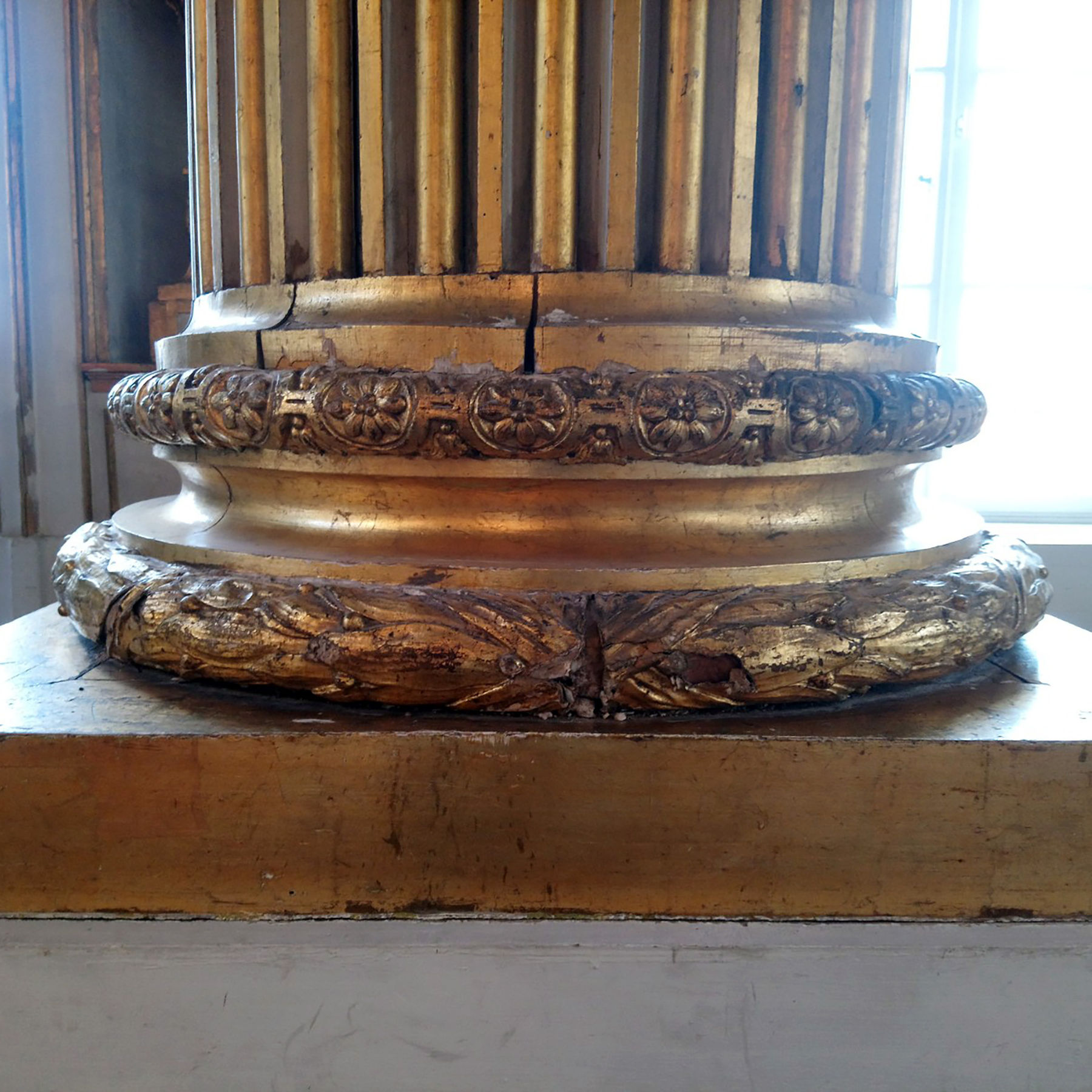 Beschädigter Säulenfuß © 2022 SBL Schwerin