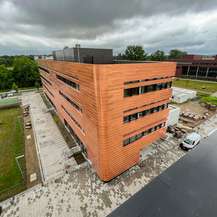 Blick auf den Baukörper E-Technikum vom Dach des Neubaus Institut für Chemie. © 2022 Christian Hoffmann (FM M-V / SBL-MV)