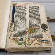 Die 36zeilige Bibel, von der es weltweit nur noch 4 komplette Exemplare gibt, ist eine der wertvollen Schriften, die in der Alten Universitätsbibliothek aufbewahrt werden © 2022 Finanzministerium M-V