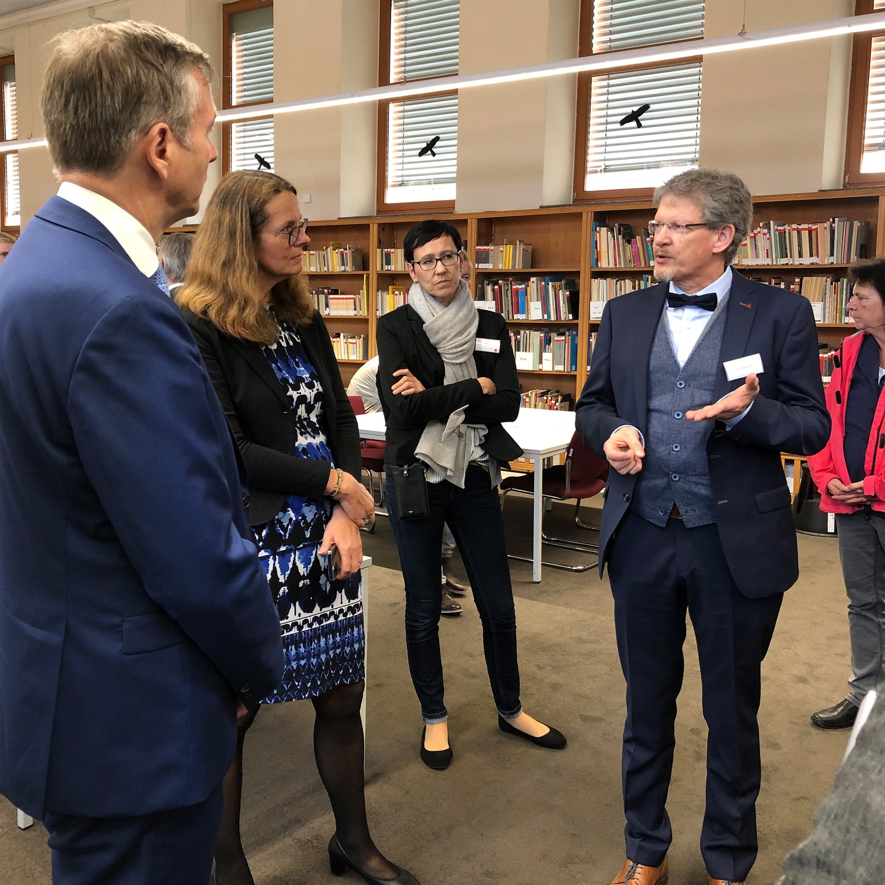 Rundgang durch den Ziegelanbau von 1958 mit Lesesaal und Handbibliothek, v.l.n.r.: der Finanzminister M-V Dr. Heiko Geue, die Ministerin für Wissenschaft, Kultur, Bundes- und Europaangelegenheiten M-V Bettina Martin, die Kommissarische Kanzlerin der Unive © 2022 Finanzministerium M-V