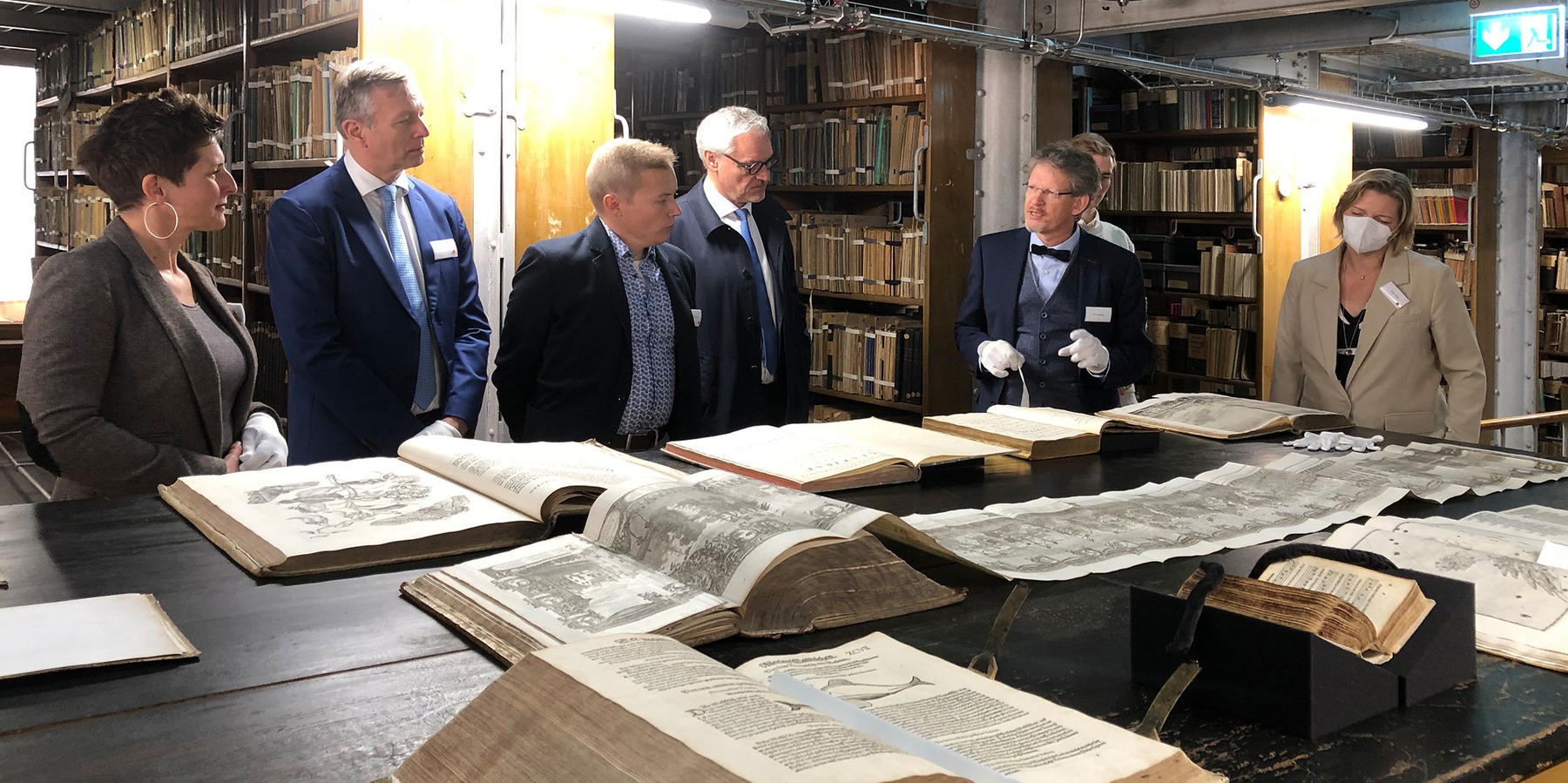 Rundgang durch den Magazinbereich der Alten Universitätsbibliothek: Ivo Asmus, Fachreferent Alte Universitätsbibliothek (5.v.l.), zeigt und erläutert u.a. der Landtagsabgeordneten Beatrix Hegenkötter, dem Finanzminister Dr. Heiko Geue und dem Leiter der A © 2022 Finanzministerium M-V