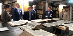 Rundgang durch den Magazinbereich der Alten Universitätsbibliothek: Ivo Asmus, Fachreferent Alte Universitätsbibliothek (5.v.l.), zeigt und erläutert u.a. der Landtagsabgeordneten Beatrix Hegenkötter, dem Finanzminister Dr. Heiko Geue und dem Leiter der A © 2022 Finanzministerium M-V