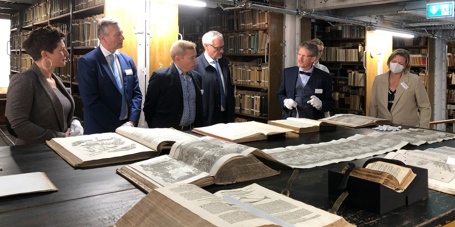Rundgang durch den Magazinbereich der Alten Universitätsbibliothek: Ivo Asmus, Fachreferent Alte Universitätsbibliothek (5.v.l.), zeigt und erläutert u.a. der Landtagsabgeordneten Beatrix Hegenkötter, dem Finanzminister Dr. Heiko Geue und dem Leiter der A © 2022 Finanzministerium M-V